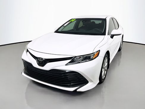 Used 2020 Toyota Camry LE image 10