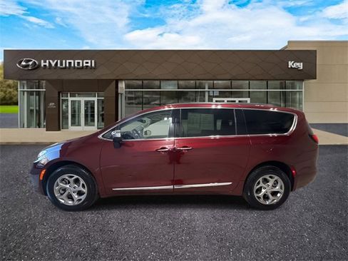 Used 2023 Chrysler Pacifica Limited image 23