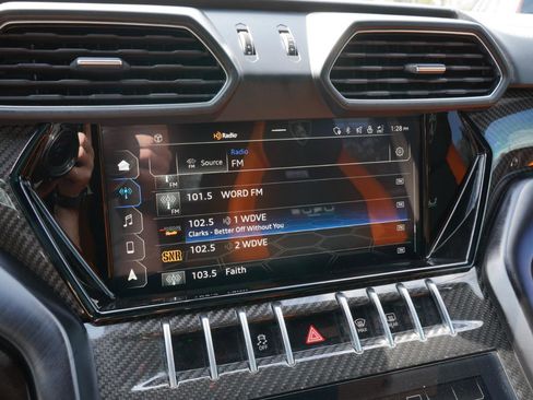 Used 2022 Lamborghini Urus AWD/4WD image 29
