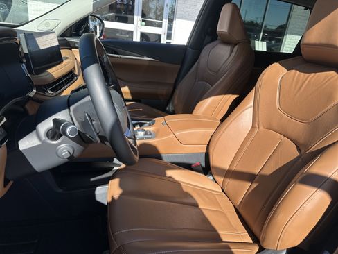 Used 2025 INFINITI QX60 Sensory w/ Vision Package image 9