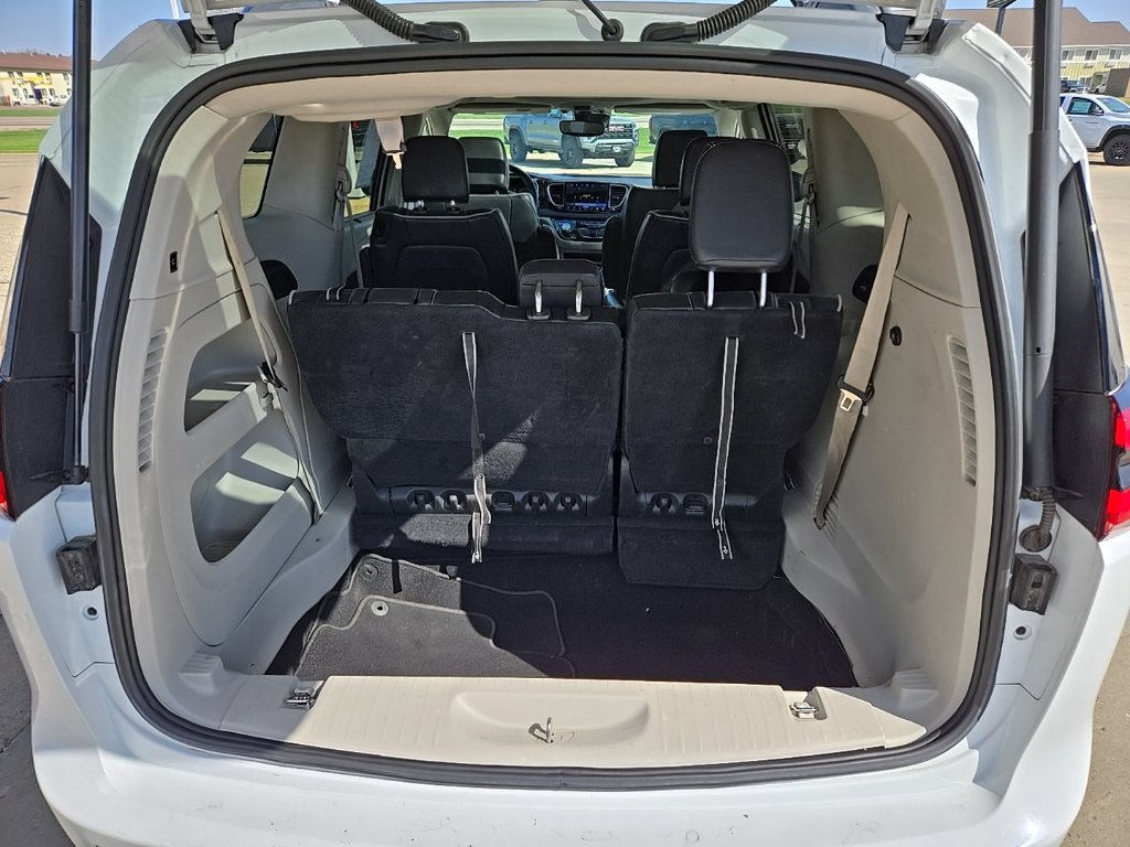 Used 2023 Chrysler Pacifica Limited FWD image 14
