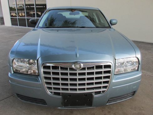 Used 2008 Chrysler 300 LX RWD image 2