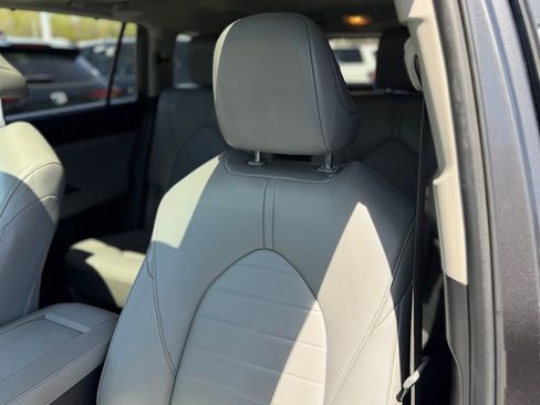 Used 2023 Toyota Highlander XLE AWD/4WD image 14