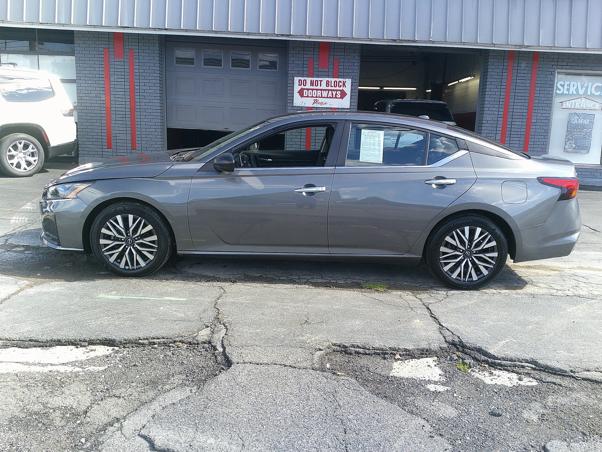 Used 2024 Nissan Altima 2.5 SV FWD image 12