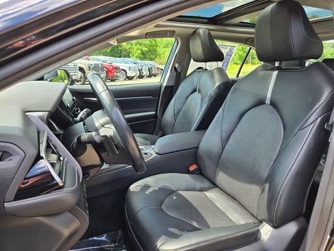 Used 2022 Toyota Camry XSE w/ Cold Weather Package FWD image 12