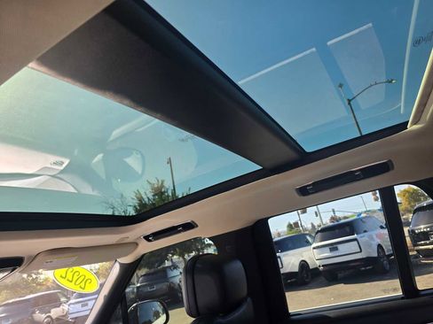 Used 2022 Land Rover Range Rover SE image 22