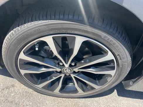 Used 2017 Toyota Corolla SE w/ SE Premium Package FWD image 11