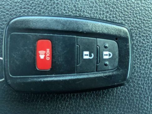 Used 2020 Toyota RAV4 XLE AWD/4WD image 32