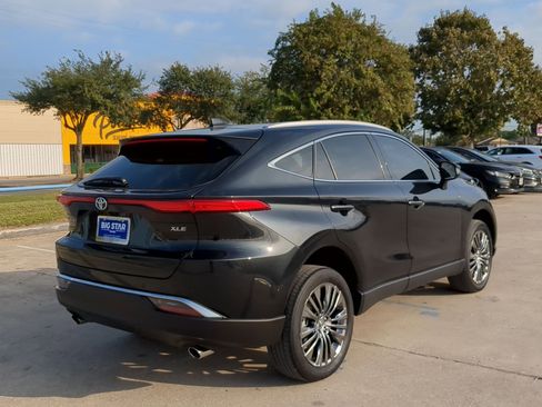 Used 2023 Toyota Venza XLE image 3