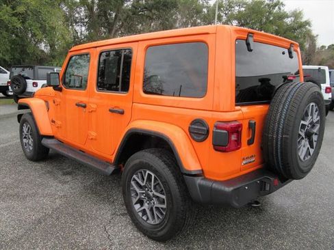 Used 2025 Jeep Wrangler Sahara image 5