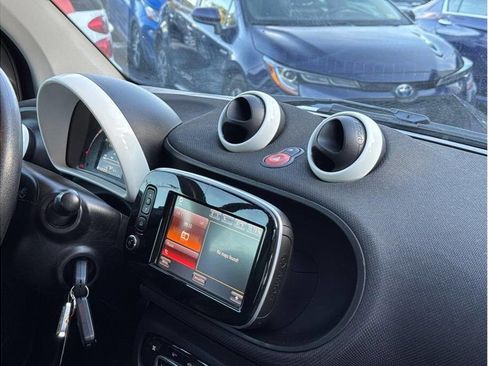 Used 2016 smart fortwo pure image 7