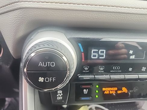 Used 2020 Toyota RAV4 Limited AWD/4WD image 6