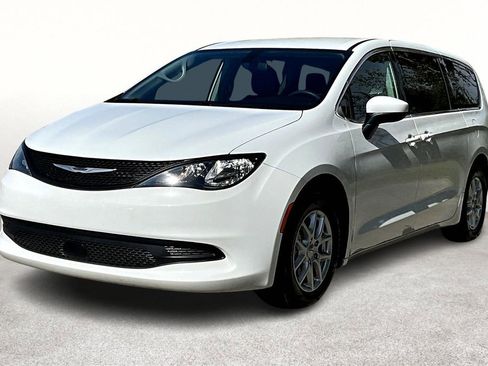 Used 2022 Chrysler Voyager LX image 5
