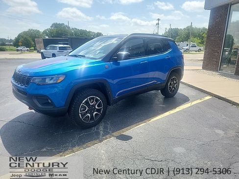 Used 2025 Jeep Compass Trailhawk AWD/4WD image 1