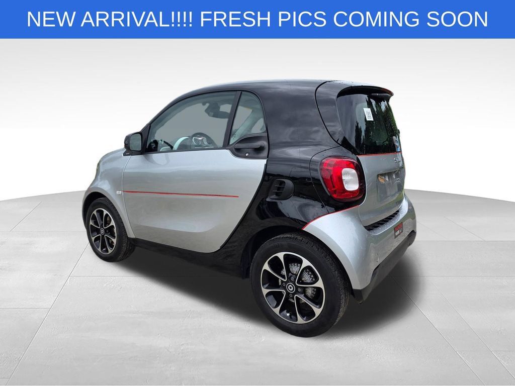 Used 2016 smart fortwo passion RWD image 4