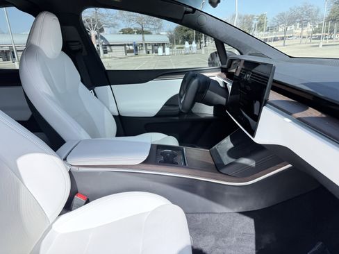 Used 2022 Tesla Model X image 47