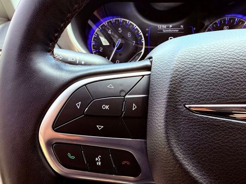 Used 2020 Chrysler Pacifica Touring-L FWD image 19