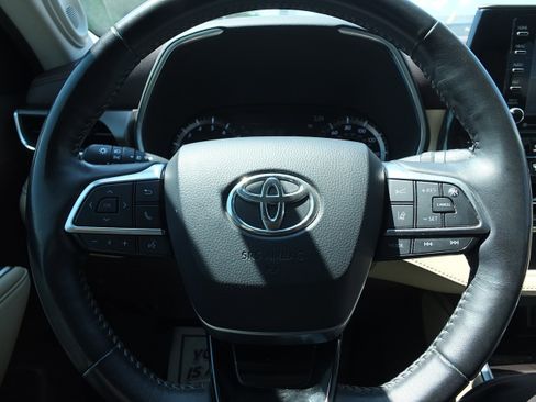 Used 2020 Toyota Highlander Limited FWD image 22