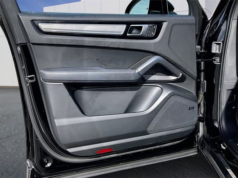 Certified 2022 Porsche Cayenne Platinum Edition image 19