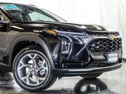 Used 2025 Chevrolet Trax LT w/ Driver Confidence Package FWD image 3