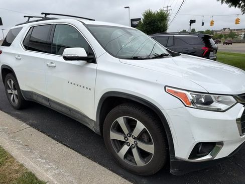 Used 2019 Chevrolet Traverse LT w/ LT Premium Package AWD/4WD image 3