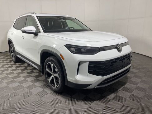 New 2026 Volkswagen Tiguan SE image 2