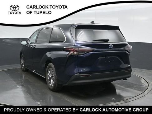 Used 2025 Toyota Sienna XLE image 9