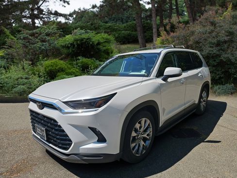 Used 2024 Toyota Grand Highlander AWD image 3