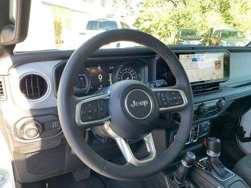 Used 2025 Jeep Wrangler Sahara image 33