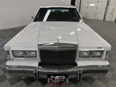 Used 1988 Lincoln Town Car Signature image 4