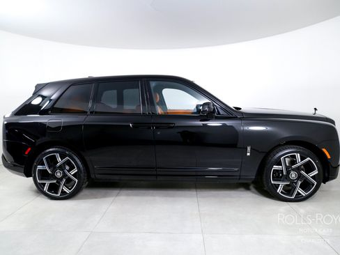 Used 2026 Rolls-Royce Cullinan Black Badge AWD/4WD image 10