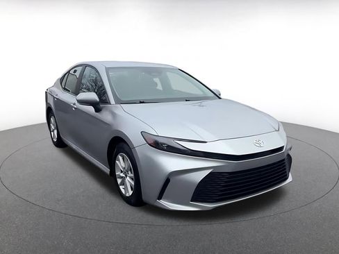 Used 2025 Toyota Camry LE image 3