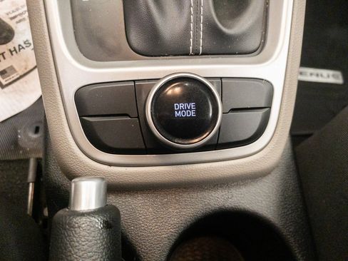 Used 2024 Hyundai Venue SEL image 18