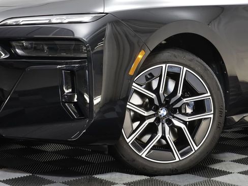 Certified 2025 BMW 760i xDrive w/ Executive Package AWD/4WD image 3