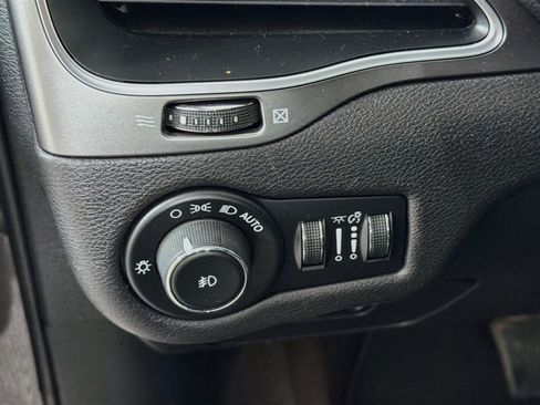 Used 2019 Jeep Cherokee Latitude Plus FWD image 16