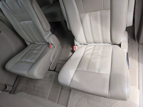 Used 2015 Chrysler Town & Country Touring FWD image 23