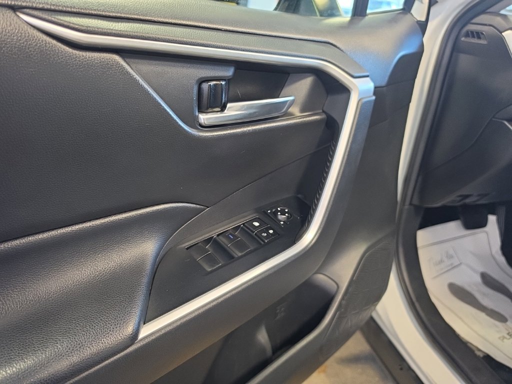 Used 2021 Toyota RAV4 XLE AWD/4WD image 21