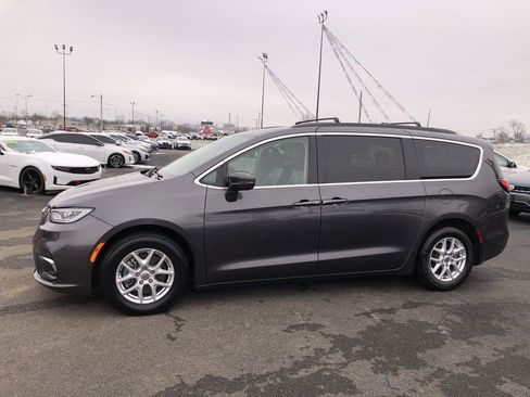 Used 2022 Chrysler Pacifica Touring-L image 3