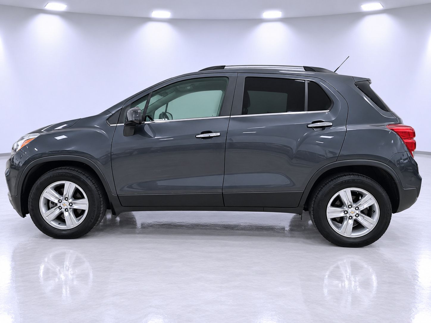 Used 2017 Chevrolet Trax LT w/ LT Convenience Package FWD image 3