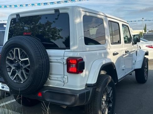 Used 2025 Jeep Wrangler Unlimited Sahara AWD/4WD image 5