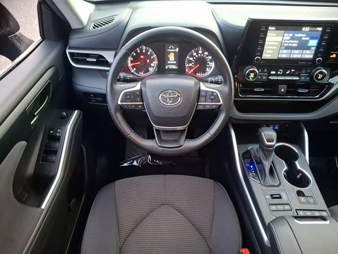 Used 2022 Toyota Highlander LE image 12