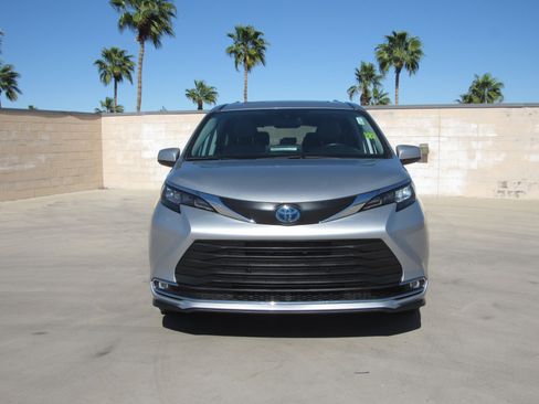 Used 2024 Toyota Sienna XLE image 7
