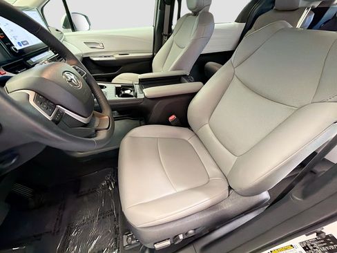 Used 2025 Toyota Sienna XLE w/ XLE Plus Package FWD image 11