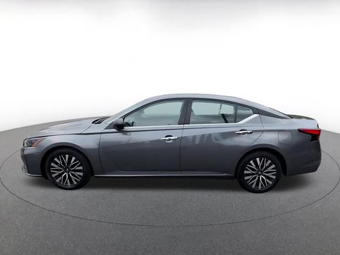 Used 2025 Nissan Altima 2.5 SV FWD image 9