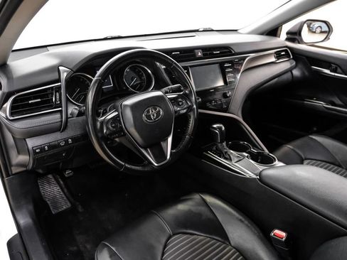 Used 2020 Toyota Camry SE FWD image 3