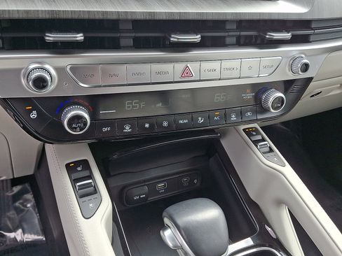 Certified 2023 Kia Telluride EX w/ EX Captain's Chair Package AWD/4WD image 15
