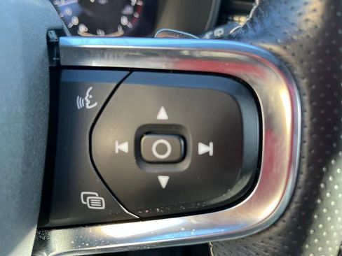 Used 2019 Volvo XC40 T5 R-Design image 14