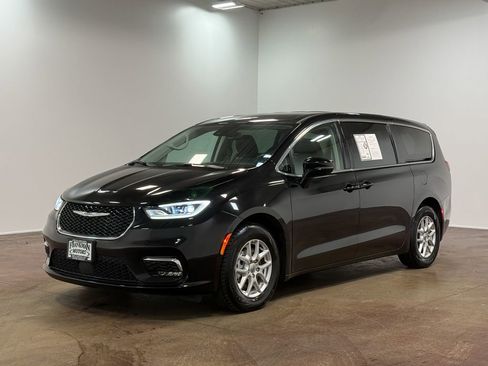 Used 2024 Chrysler Pacifica Touring-L image 27