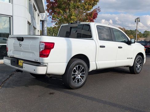 Used 2022 Nissan Titan SV image 4
