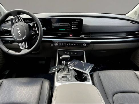 New 2026 Kia Carnival FWD image 5